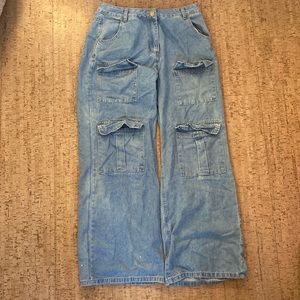 Women’s wide leg cargo jeans, size large